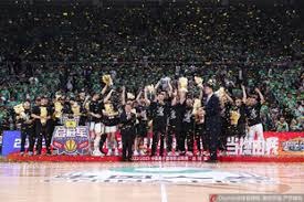 为球队打气！马刺名宿帕克今天来到了丰田中心观战马刺VS火箭